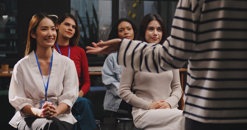 Groupe de femme d'affaires ou public d'atelier ou de réunion d'équipe au bureau