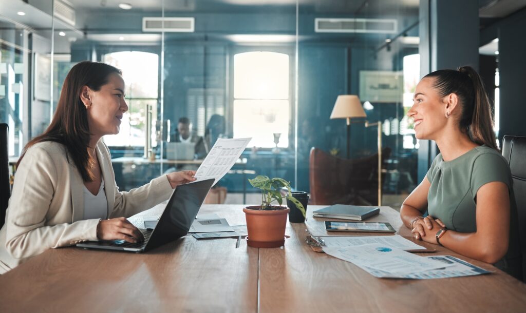 Entrevista de trabajo para una mujer de negocios en una empresa de contratación hablando con el gerente de recursos humanos sobre el rol o