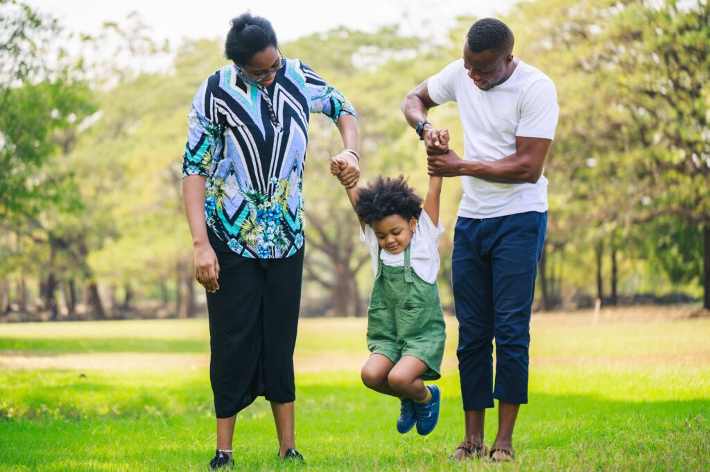 Joyeux concept de vie de famille afro-américaine. Les parents et le petit garçon se sont bien amusés ensemble.