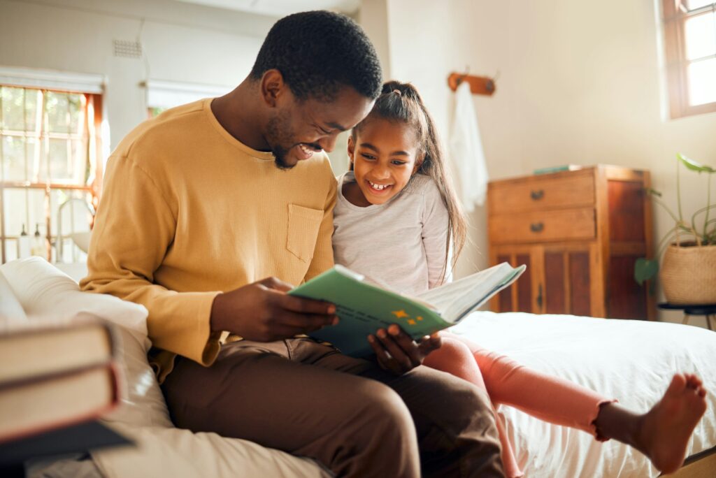 Famille heureuse, père et enfant qui racontent des histoires pour le soutien linguistique, l'aide et l'apprentissage des liens et de l'amour