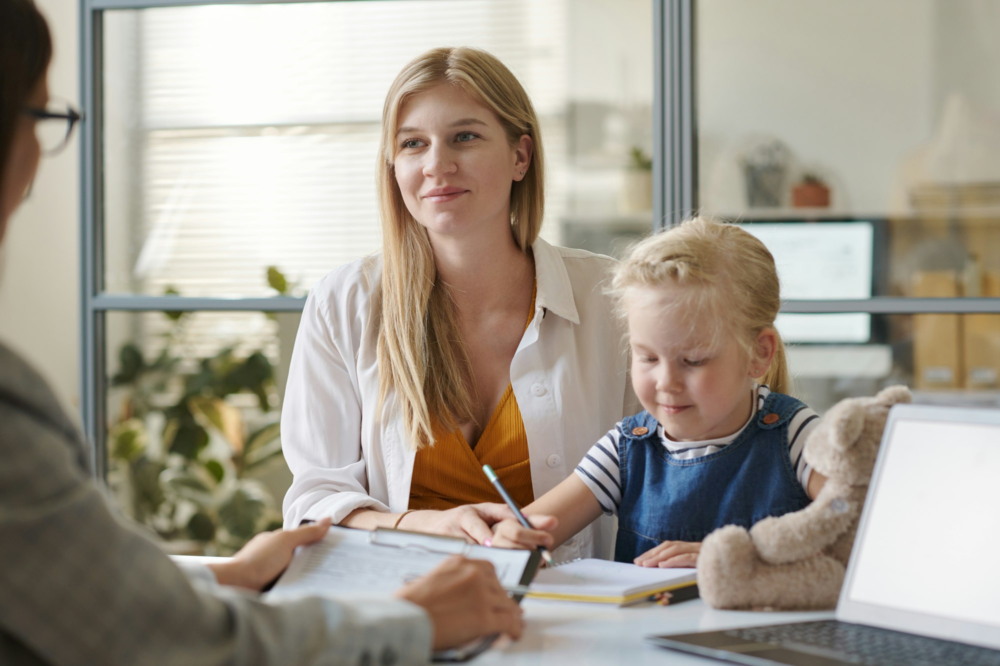 Madre soltera con hijo visitando el servicio social