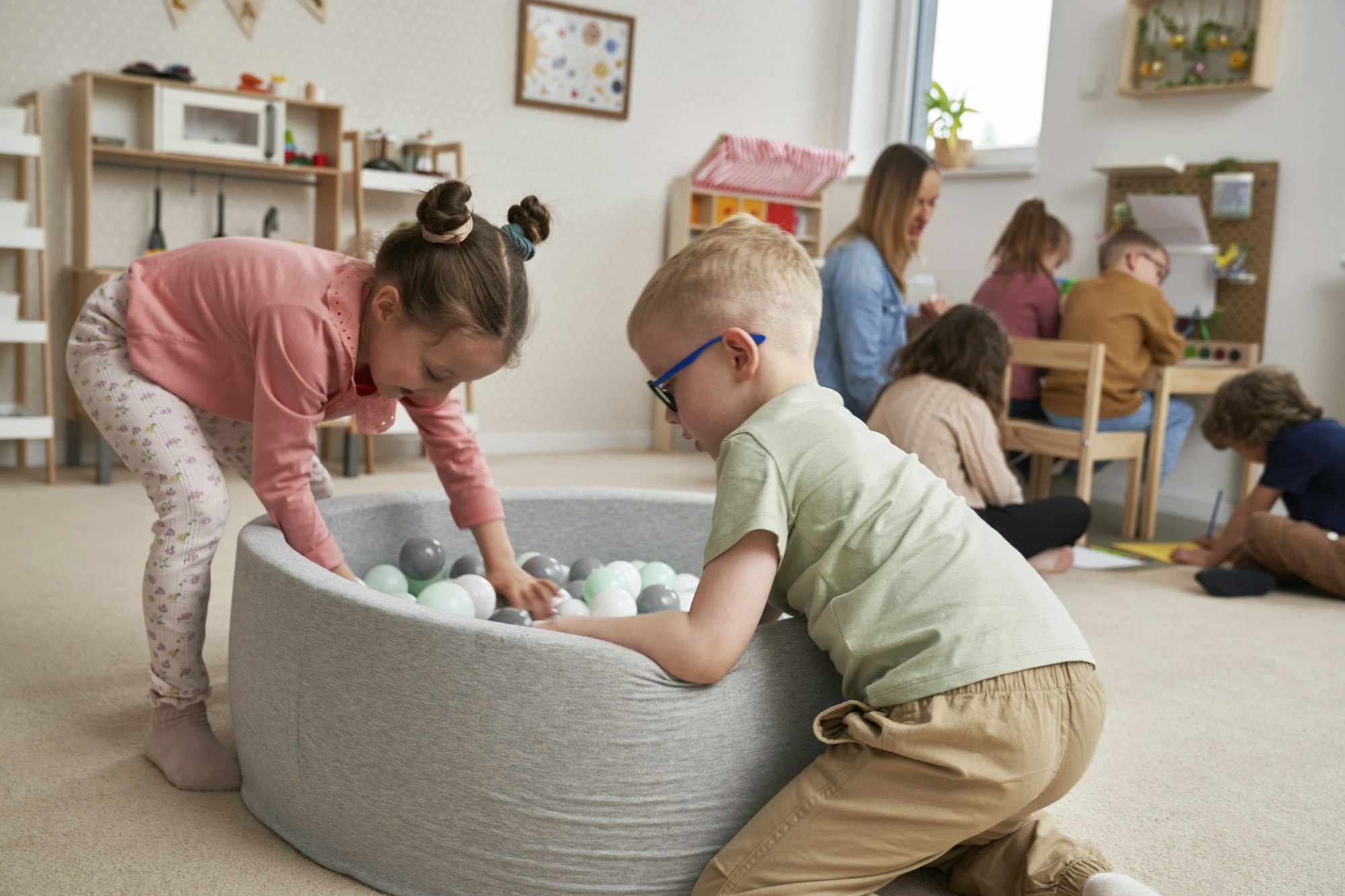 Enfants jouant ensemble à la maternelle