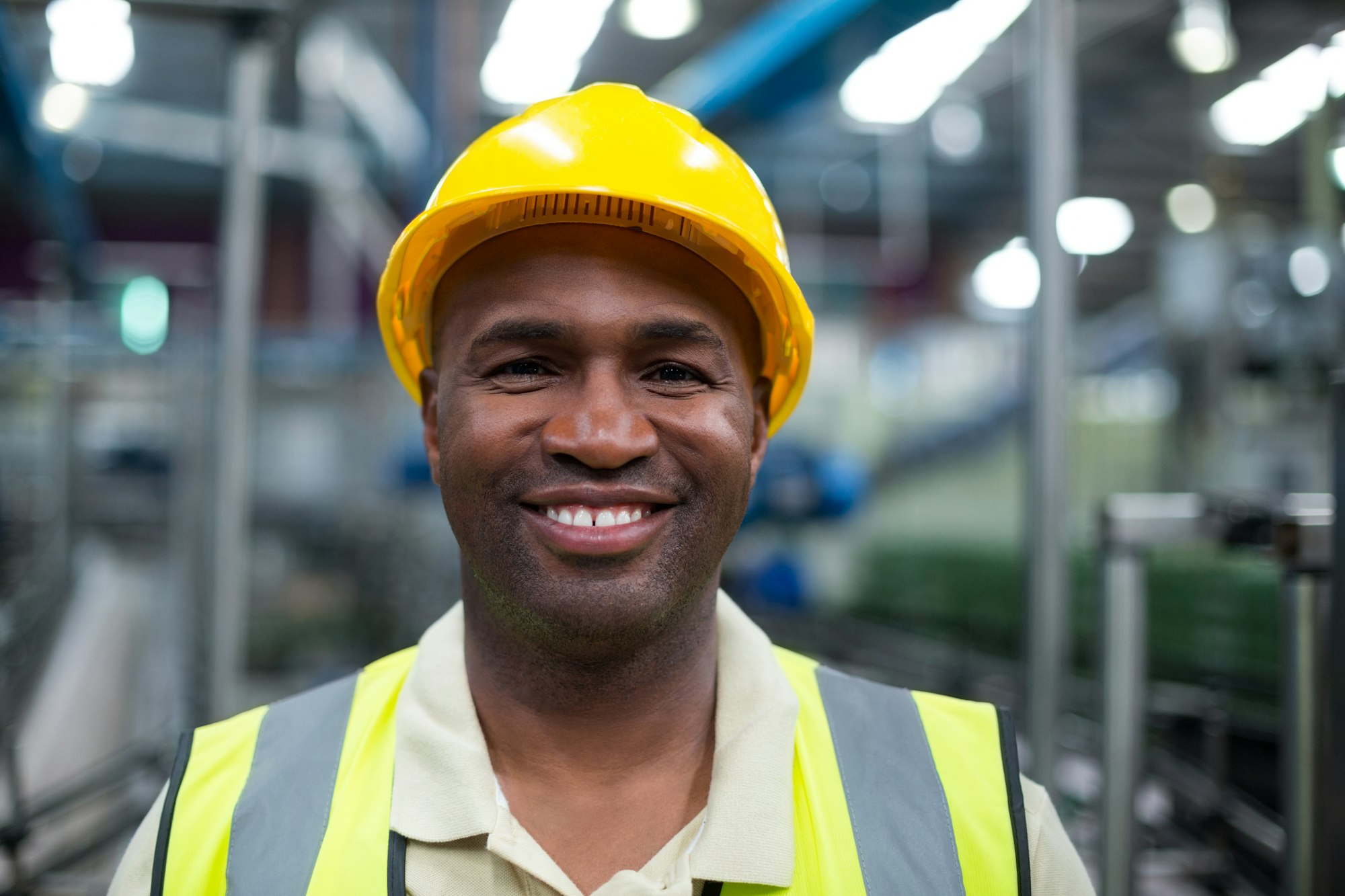 Portrait d'un ouvrier d'usine souriant