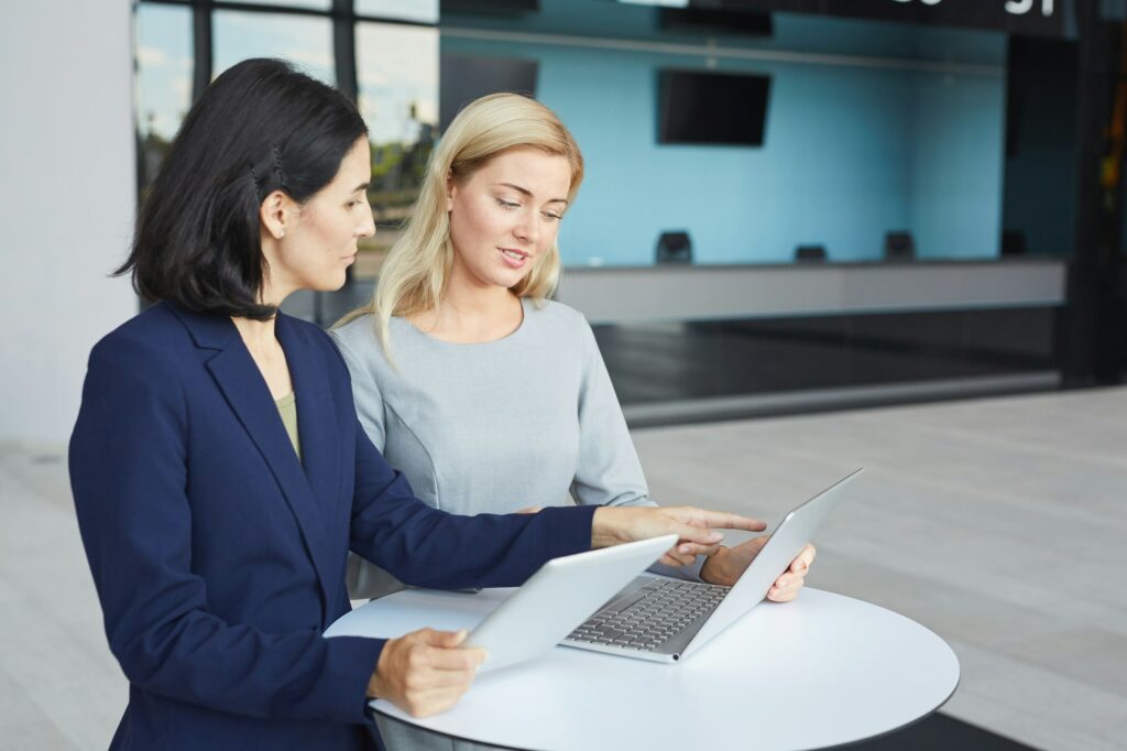 Portrait de deux femmes d'affaires prospères en réunion