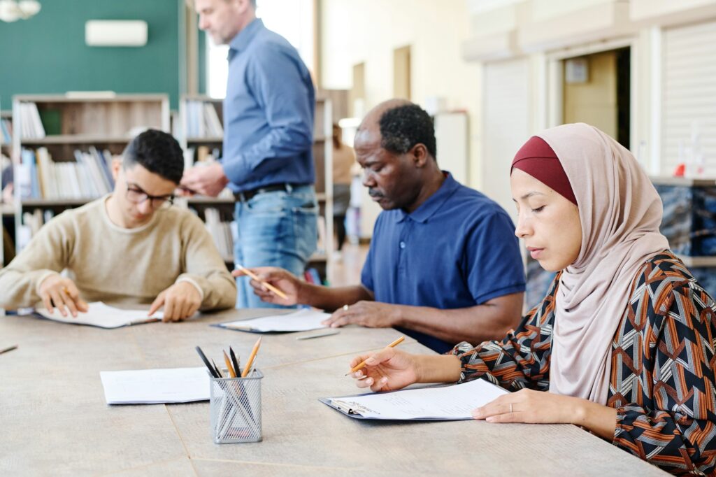 Immigrants faisant un test de langue