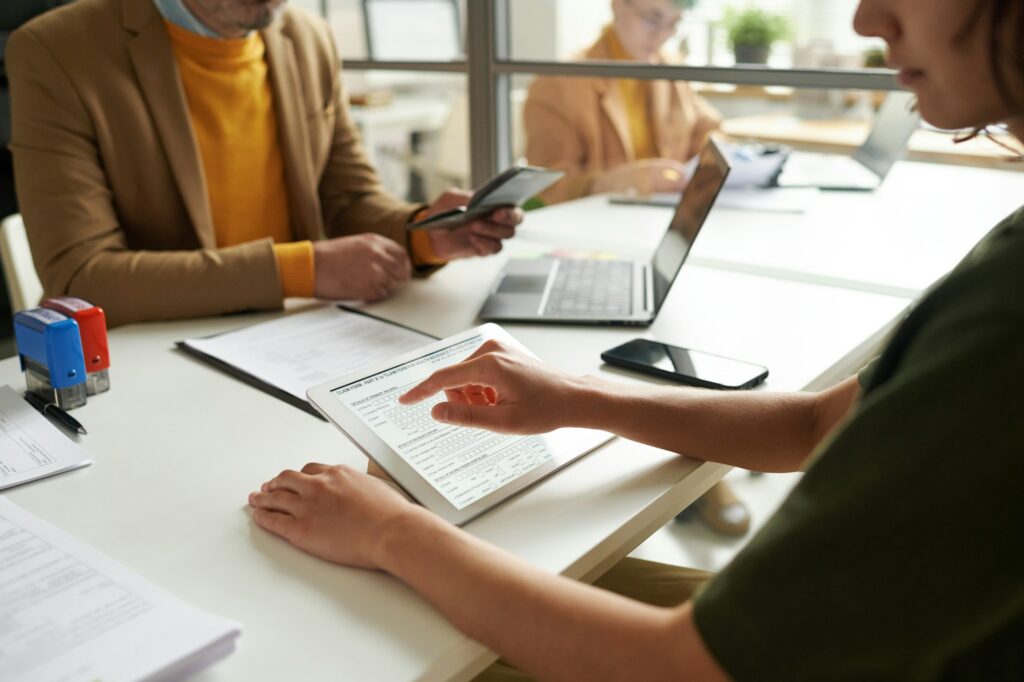 Femme remplissant un document sur une tablette PC